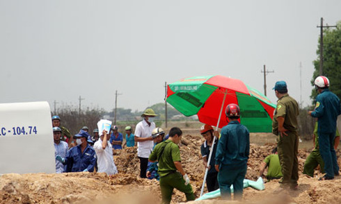 Thi thể người đàn ông cháy đen ở bãi đất trống